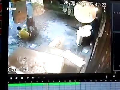 MAN BEING INJURED WITH MACHETE BLOWS DURING THEFT