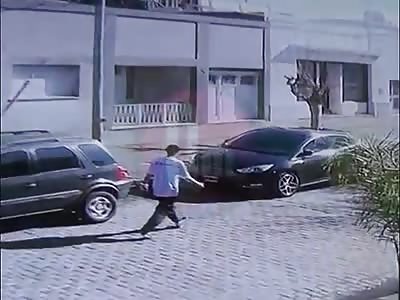 MAN RAMDOMLY STABS FIVE PEOPLE 