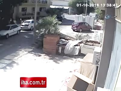 MAN COMMITS SUICIDE IN THE MIDDLE OF THE STREET