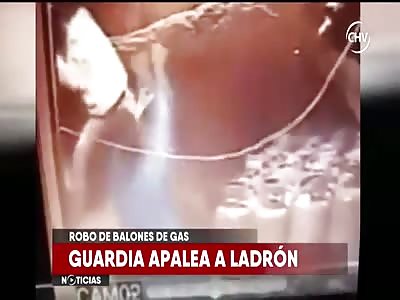 SECURITY GUARD BREAKING SHOVEL IN THIEF HEAD