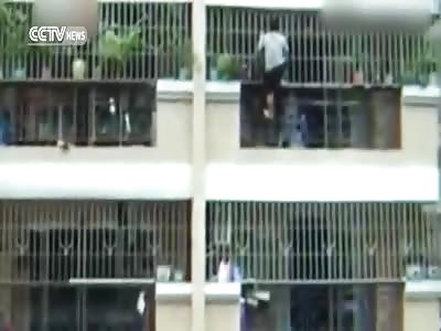 ATTEMPTED CHILD KIDNAPPER BEING SEIZED BY CROWD