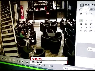 MAN IS KILLED WITH MANY SHOTS INSIDE A BAR