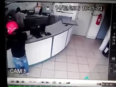 POLICE OFFICER DISARMS THIEF WITH A SHOT IN HAND AND AVOIDS ASSAULT