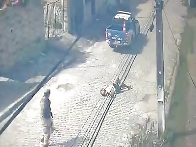 MAN IS SHOT AFTER ATTEMPTING TO ASSAULT POLICE WITH MACHETE