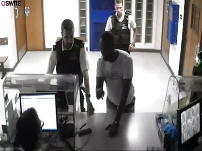 WHATCH THIS MAN ELBOWING POLICER OFFICE AND BREAKING HIS NOSE