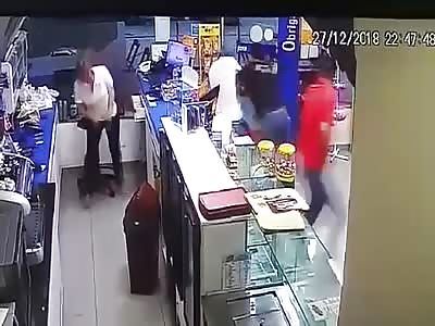 ROBBER SHOT DEAD BY OFF DUTY COPS DURING ROBBERY(TWO ANGLES)