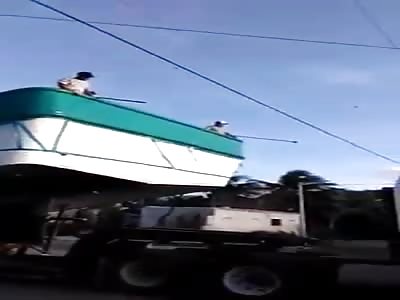 WATCH THIS GUY SUFFERING A MORTAL ELECTRICAL DISCHARGE