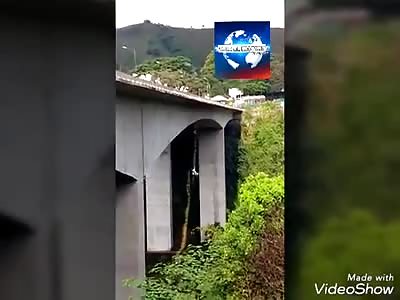 SUICIDE: WOMAN THROWS HERSELF WITH HER SON FROM THE BRIDGE