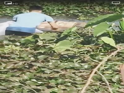 BODY OF A WOMAN BEING REMOVED FROM THE SWAMP (FULL VIDEO)