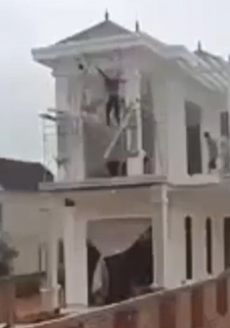 INJURED WORKERS AS SCAFFOLDING COLLAPSED 