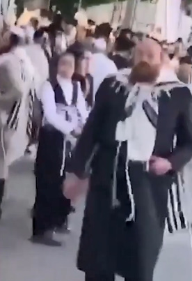 60 INJURED IN A COLLAPSE OF SYNAGOGUE BLEACHERS