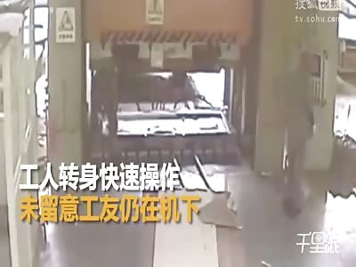 Workshop operator crushes  in a hydraulic machine 