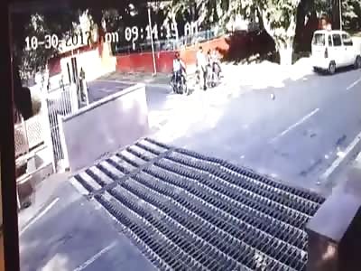 Dumb cyclist causes an accident 