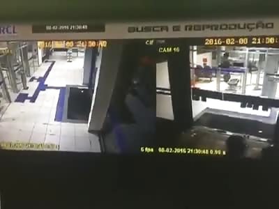 Off Duty Cop Reacts to Assault and Kills Bandit in the Bank 