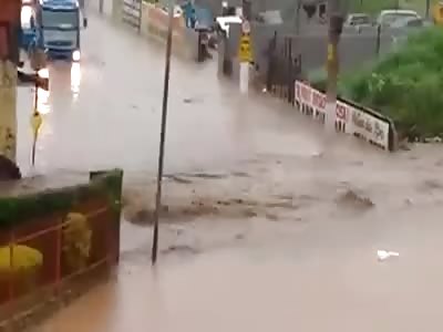  Woman dies after being dragged by the current