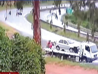 Car without brake kills people who were being helped by the crane