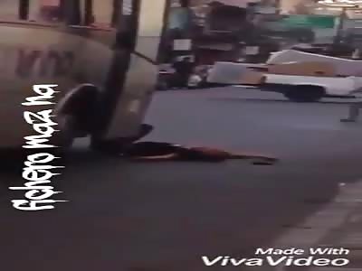 Thief is caught at the door of a bus