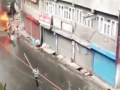 Police gets beaten by angry civilians