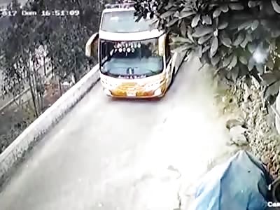 I NEED INSTANT ACCIDENT OF A TOURIST BUS