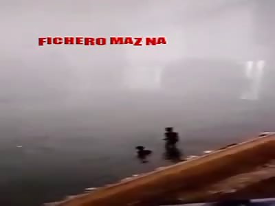 Two young girls drowned to play in the river  (Complete video)