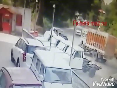 ACCIDENT: motorcyclist is crushed by truck in closed curve