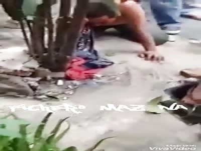 BATTLE: man is found robbing and is hit by the population