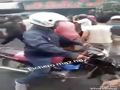 STRIKE: thief is beaten by people when trying to steal shop