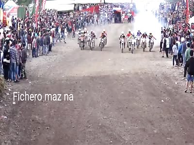 MOTORCYCLE LOSES CONTROL IN THE CAREER AND FALLS