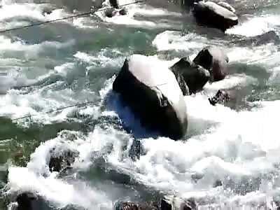 MAN BATHED IN THE RIVER AND IS DRAGGED BY THE CURRENT