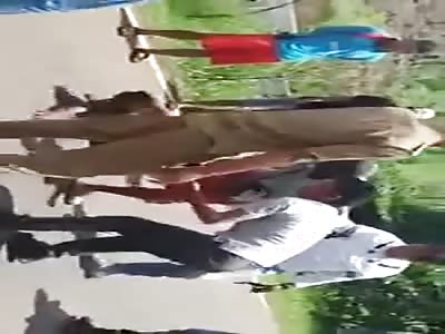 THIEF IS DRAGGED BY THE STREET