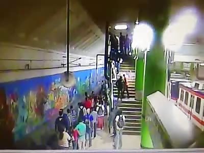 MAN FALLS TO THE TRAIN ROADS