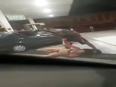 MAN BEATS A WOMAN GORDA