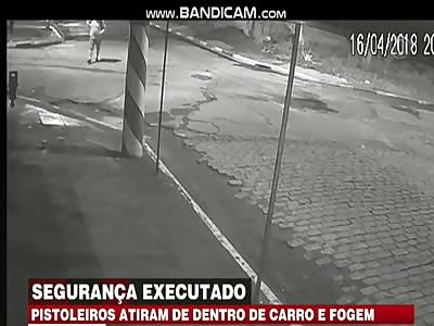 MEN SHOOT FROM THE CAR TO THE PEDESTRIAN