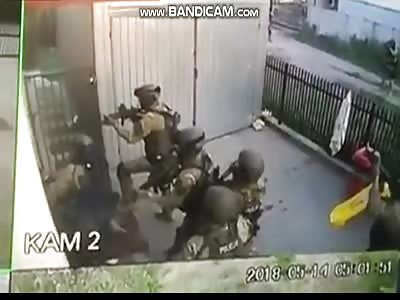 POLICE COMMAND ENTERS HOME AND SUBJECT TRYING TO ESCAPE NAKED CAE AND IS TRAPPED