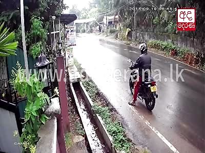 AUTO OUT OF CONTROL GOES AGAINST MOTORCYCLIST