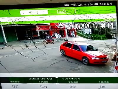 Motorcyclist falls under the tires of the truck