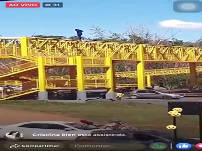 Crazy woman throws herself from the top of the pedestrian bridge