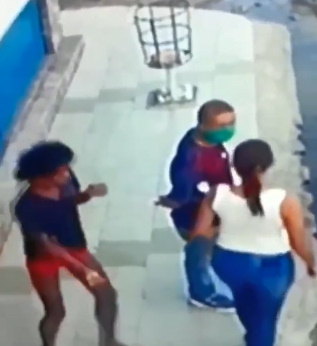 Psycho Girl Attacks Random Woman with Knife