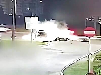 A motorcyclist dies and his passenger ended up in the hospital