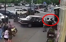 Near Yekaterinburg, a drunk driver crushes a woman against a wall