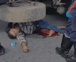 Brazilian biker got under the wheel of a truck