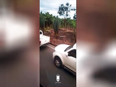 HORRIBLE MOTORCYCLIST ACCIDENT ! LEAVE ONE DEAD IN A WEIRD WAY