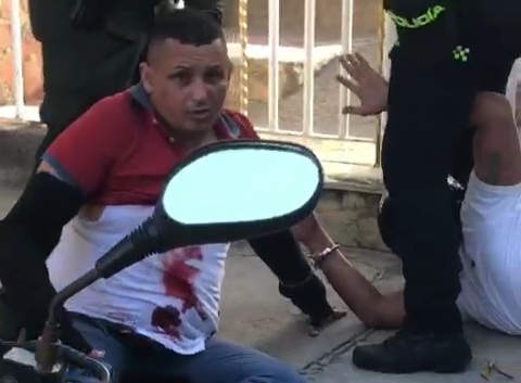 (1)Two criminals arrested by police one of the got a shoot in the ass