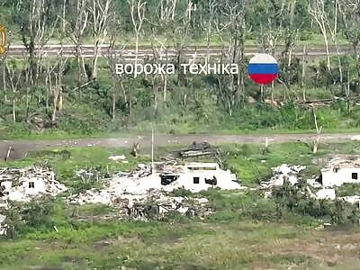 Ukrainian artillery destroys the maneuvering tank of the occupiers