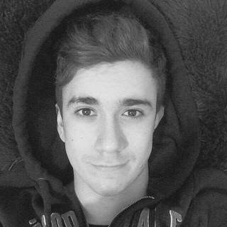 Drunk Man Stabbed With Broken Bottle Glass During Fight