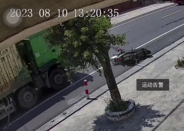 Biker lost control fall under truck hisskull cracked likea watermelon 