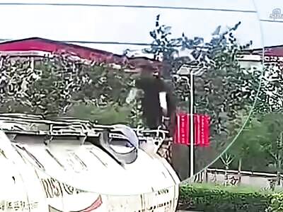 Dude Climbs on Cement Mixer and Gets Electrocuted.