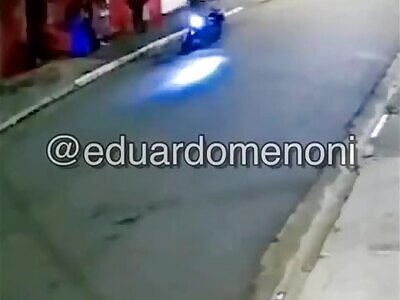 Angry Driver Hits 2 Thiefs With His Car