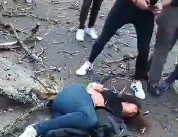 Tree Fell in the Middle of the Road Left Three People Injured.