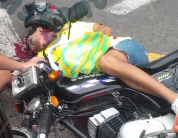 Young man on bike with his wife and son shoot dead by sicario 